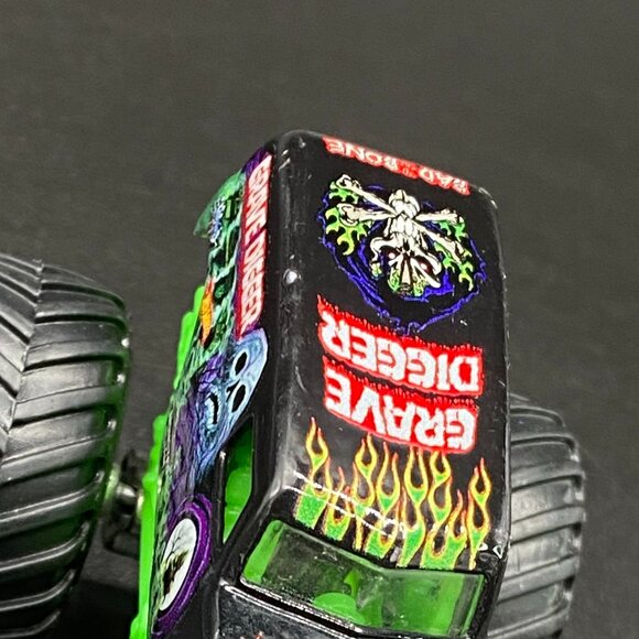 Hot Wheels Monster Jam Grave Digger 1:64 Diecast Monster Truck Black Green - Picture 12 of 13